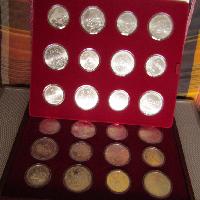 Das Set enthält 14 Fünf-Rubel- und 14 Zehn-Rubel-Münzen. Im Originalkarton